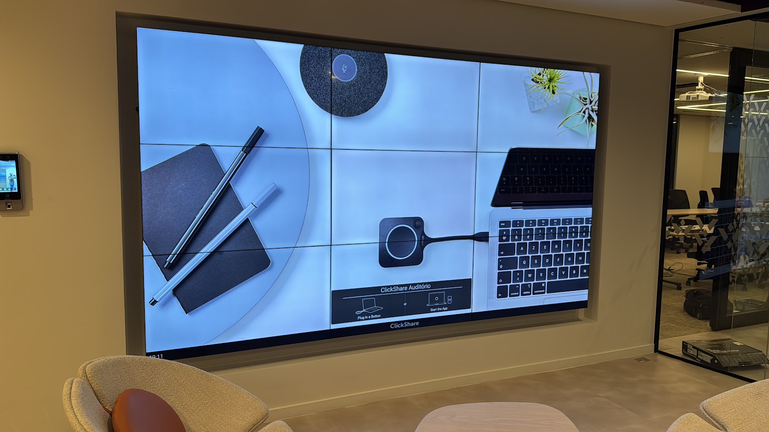 Detalhe frontal de videowall três por três em operação