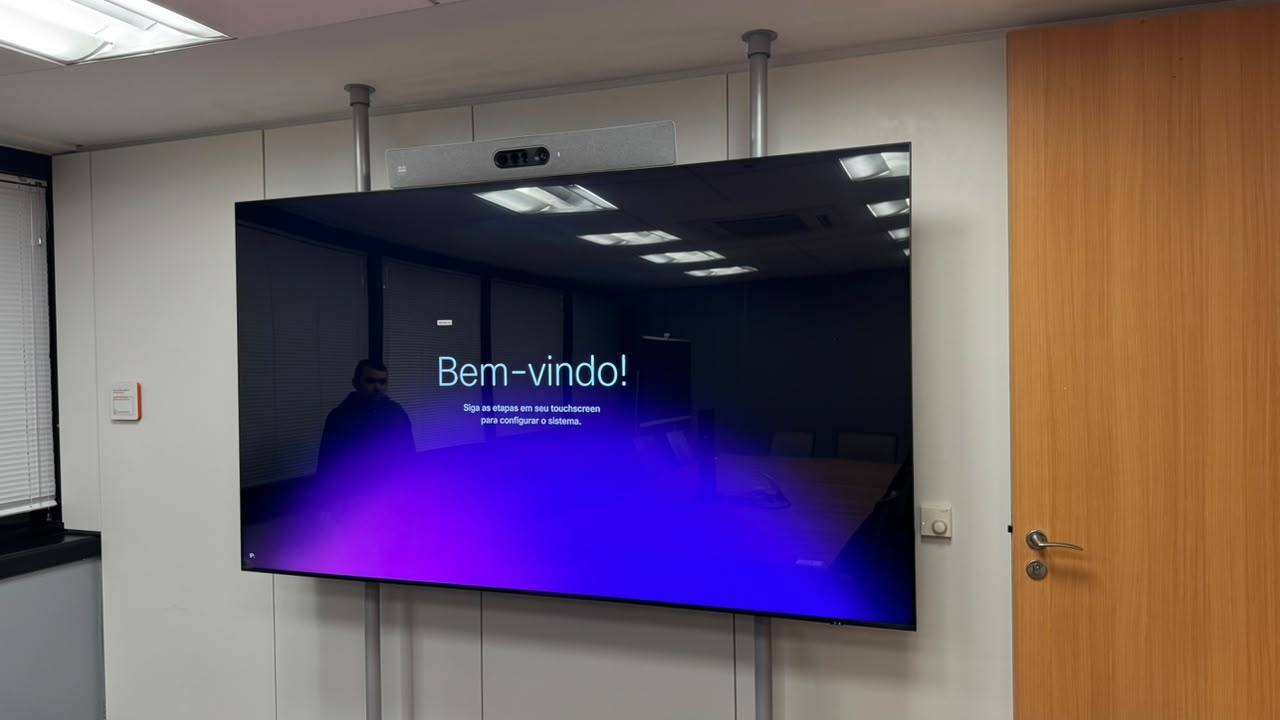 Sistema Cisco com TV de 95 polegadas em suporte estrutural piso-teto
